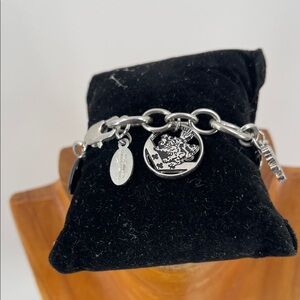 2.7.26-9 Twilight Nee Moon Saga Silvertone Charm Bracelet